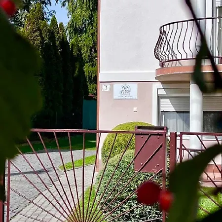 Berke Apartman * 佐洛卡罗斯