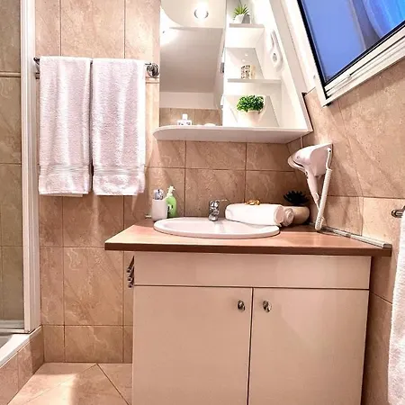Berke Apartman * 佐洛卡罗斯